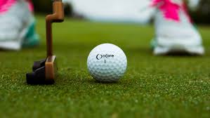 woman-using-putter