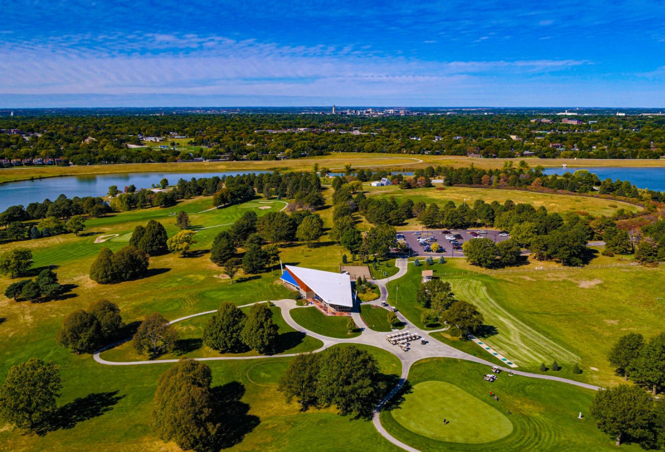 Experience golf and eagle-watching harmoniously at Holmes Park Golf Course, where conservation meets sport.