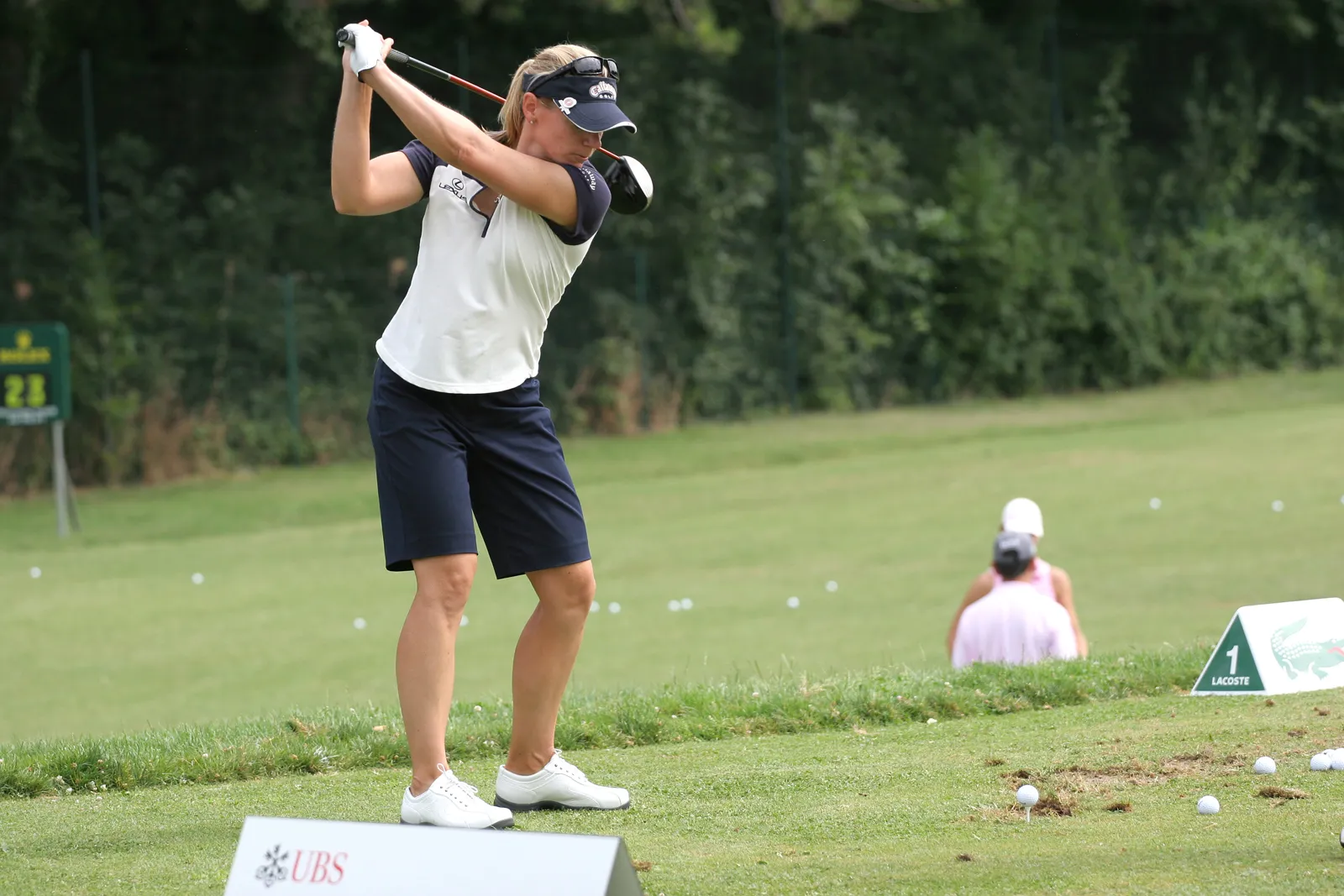annika-sorenstam-swinging-a-golf-club