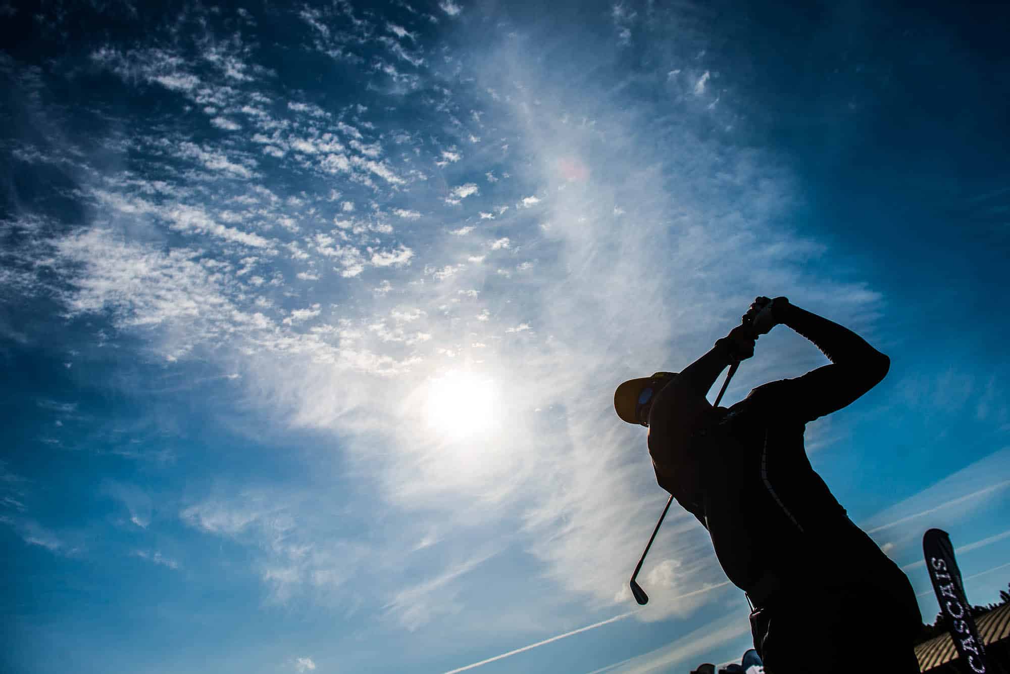 silhouette-of-man-golfing