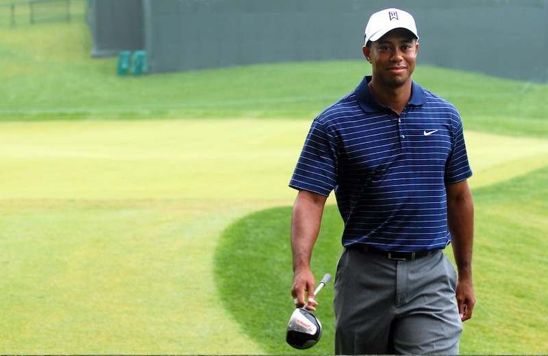 tiger-woods-walking-with-golf-club